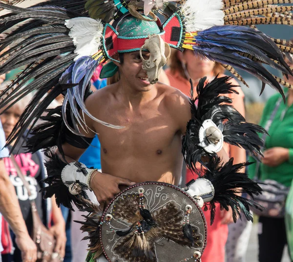 Mexico City, Mexico - April 30, 2017: Aztec dancers dancing in Zocalo square — Stockfoto