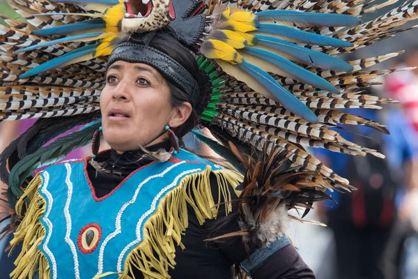 Città del Messico, Messico - 30 aprile 2017: ballerini aztechi che ballano in piazza Zocalo — Foto Stock