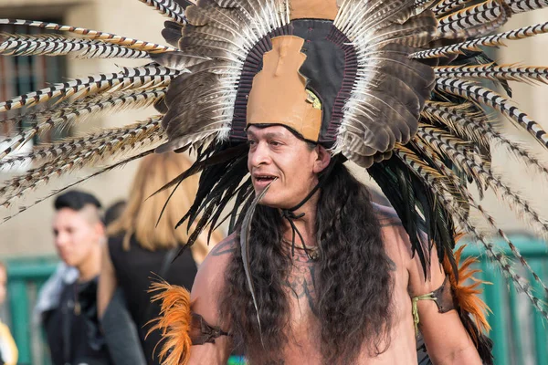 Ciudad de México, México - 30 de abril de 2017: Bailarines aztecas bailando en la plaza del Zócalo —  Fotos de Stock