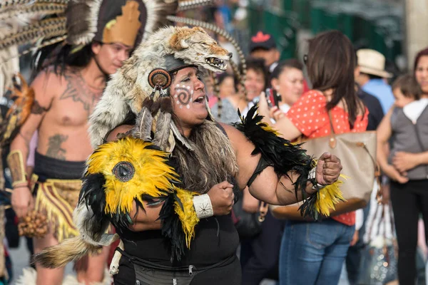 Mexico City, Meksyk - 30 kwietnia 2017: Tancerze azteccy tańczący na placu Zocalo — Zdjęcie stockowe