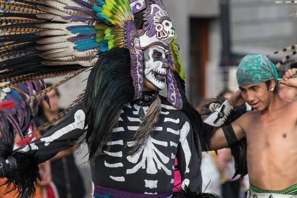 Cidade do México, México - 30 de abril de 2017: dançarinos astecas dançando na praça Zocalo — Fotografia de Stock