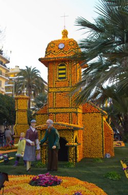 MENTON, FRANCE - 27 Şubat 2012: Fransız Riviera 'sında Limon Festivali. Mimari kompozisyon ve sulu limon ve portakallardan yapılmış yenilebilir devasa figürler.