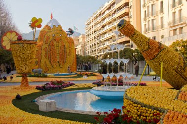 MENTON, FRANCE - 27 Şubat 2012: Fransız Riviera 'sında Limon Festivali. Mimari kompozisyon ve sulu limon ve portakallardan yapılmış yenilebilir devasa figürler.