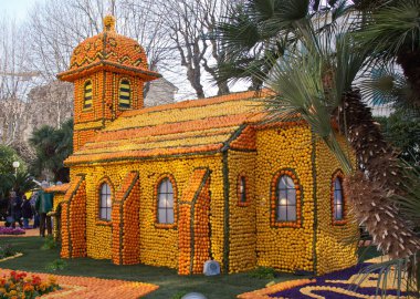 MENTON, FRANCE - 27 Şubat 2012: Fransız Riviera 'sında Limon Festivali. Mimari kompozisyon ve sulu limon ve portakallardan yapılmış yenilebilir devasa figürler.