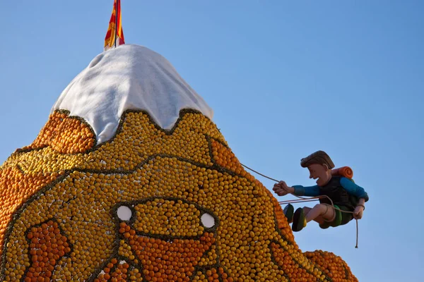 MENTON, FRANÇA - FEB 27,2012: Lemon Festival on French Riviera. Composição arquitetônica e enormes figuras comestíveis feitas de limões e laranjas suculentas — Fotografia de Stock