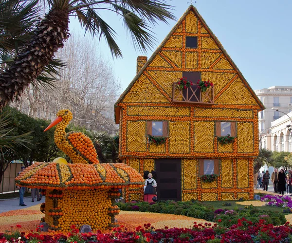 MENTON, FRANÇA - FEB 27,2012: Lemon Festival on French Riviera. Composição arquitetônica e enormes figuras comestíveis feitas de limões e laranjas suculentas — Fotografia de Stock