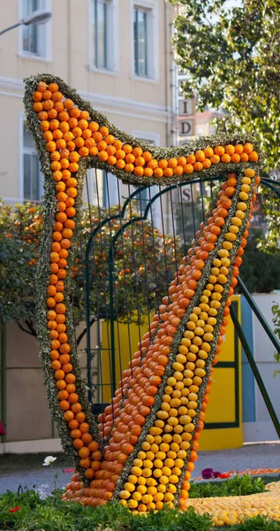 MENTON, FRANÇA - FEB 27,2012: Lemon Festival on French Riviera. Composição arquitetônica e enormes figuras comestíveis feitas de limões e laranjas suculentas — Fotografia de Stock