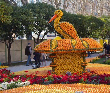 MENTON, FRANCE - 27 Şubat 2012: Fransız Riviera 'sında Limon Festivali. Mimari kompozisyon ve sulu limon ve portakallardan yapılmış yenilebilir devasa figürler.