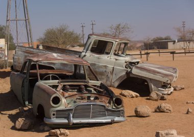 Namibya 'da Solitaire' de bir benzin istasyonunun yakınında terk edilmiş eski paslı hurda bir araba Namib-Naukluft Milli Parkı..