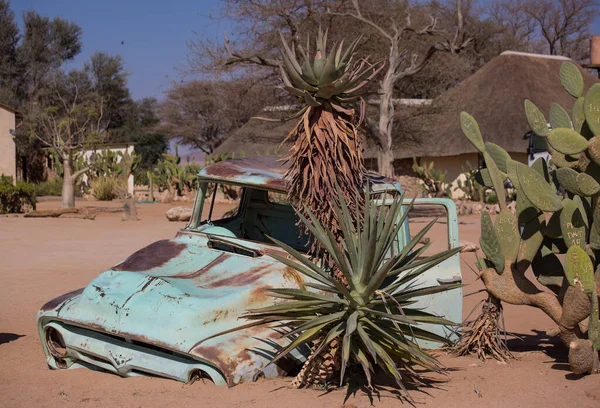 Verlaten oude roestige vernielde historische auto in de buurt van een tankstation bij Solitaire in Namibië woestijnoor het Namib-Naukluft National Park. — Stockfoto