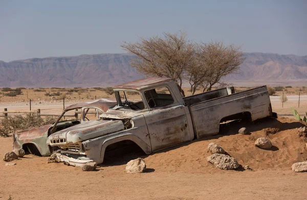 Solitaire, Namibië-03 sep 2019: verlaten oude roestige vernielde historische auto 's bij een tankstation bij Solitaire in Namibië woestijn nabij Nationaal Park Namib-Naukluft. — Stockfoto