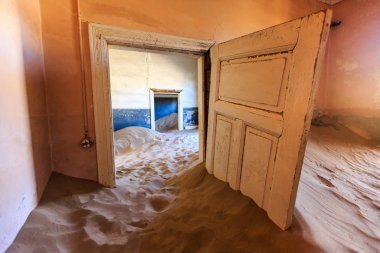 Terk edilmiş ve unutulmuş bina ve oda insanlar tarafından terk edilmiş ve işgal edilen kum fırtınası, Kolmanskop hayalet kasabası, Namib Çölü tarafından ele geçirilmiş.