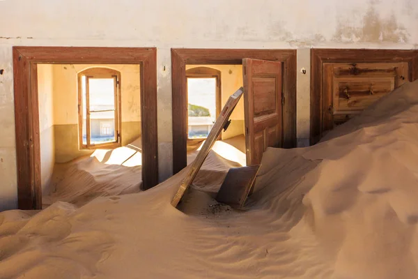 Verlaten en vergeten gebouw en ruimte achtergelaten door mensen en overgenomen door binnenvallende zandstorm, Kolmanskop spookstad, Namib Woestijn — Stockfoto