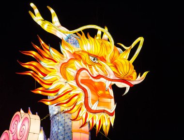 Renkli ipek Çin feneri figürleri Rus ve Çin kültürünün geleneklerini ve Yeni Yıl havasını gözler önüne seriyor.