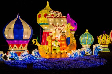 Renkli ipek Çin feneri figürleri Rus ve Çin kültürünün geleneklerini ve Yeni Yıl havasını gözler önüne seriyor.