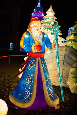 Renkli ipek Çin feneri figürleri Rus ve Çin kültürünün geleneklerini ve Yeni Yıl havasını gözler önüne seriyor.