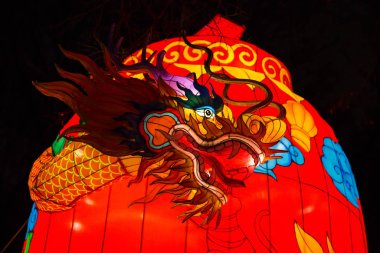 Renkli ipek Çin feneri figürleri Rus ve Çin kültürünün geleneklerini ve Yeni Yıl havasını gözler önüne seriyor.