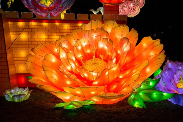 Colorful silk chinese lantern figures demonstrate traditions of Russian and Chinese culture and New Year's mood — Stock Photo, Image