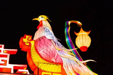 Renkli ipek Çin feneri figürleri Rus ve Çin kültürünün geleneklerini ve Yeni Yıl havasını gözler önüne seriyor.