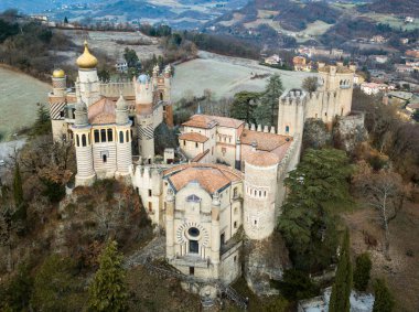 İtalya, Rocchetta Mattei Kalesi 'nin havadan görünüşü. Dünyanın en sıra dışı kalelerinden biri.