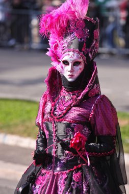Nice, Fransa - 25 Şubat 2012: Karnaval geçit törenine katılanlar Nice, Karnaval de Nice, Roi de Media, çiçek geçit törenleri