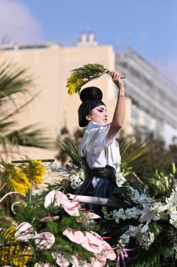 Nice, Fransa - 25 Şubat 2012: Karnaval geçit törenine katılanlar Nice, Karnaval de Nice, Roi de Media, çiçek geçit törenleri