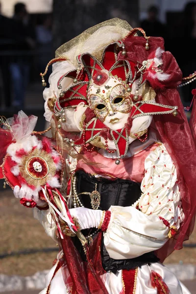 Nizza, Francia - 25 febbraio 2012: Partecipanti alla sfilata di carnevale Battaglia dei Fiori a Nizza, Carnaval de Nice, Roi de Media, sfilate floreali — Foto Stock