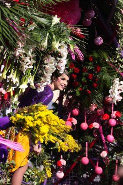 Nice, Fransa - 25 Şubat 2012: Karnaval geçit törenine katılanlar Nice, Karnaval de Nice, Roi de Media, çiçek geçit törenleri