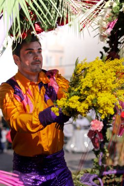 Nice, Fransa - 25 Şubat 2012: Karnaval geçit törenine katılanlar Nice, Karnaval de Nice, Roi de Media, çiçek geçit törenleri