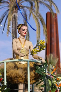 Nice, Fransa - 25 Şubat 2012: Karnaval geçit törenine katılanlar Nice, Karnaval de Nice, Roi de Media, çiçek geçit törenleri