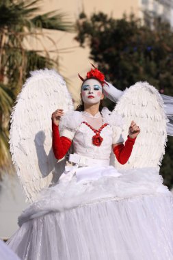 Nice, Fransa - 25 Şubat 2012: Karnaval geçit törenine katılanlar Nice, Karnaval de Nice, Roi de Media, çiçek geçit törenleri