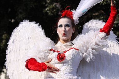 Nice, Fransa - 25 Şubat 2012: Karnaval geçit törenine katılanlar Nice, Karnaval de Nice, Roi de Media, çiçek geçit törenleri