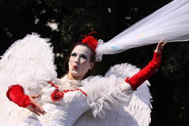 Nice, Fransa - 25 Şubat 2012: Karnaval geçit törenine katılanlar Nice, Karnaval de Nice, Roi de Media, çiçek geçit törenleri