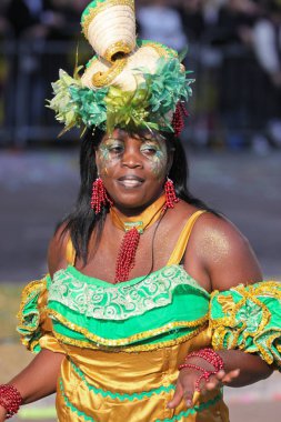 Nice, Fransa - 25 Şubat 2012: Karnaval geçit törenine katılanlar Nice, Karnaval de Nice, Roi de Media, çiçek geçit törenleri