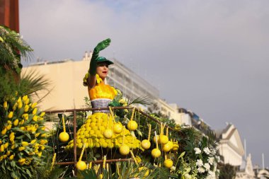 Nice, Fransa - 25 Şubat 2012: Karnaval geçit törenine katılanlar Nice, Karnaval de Nice, Roi de Media, çiçek geçit törenleri