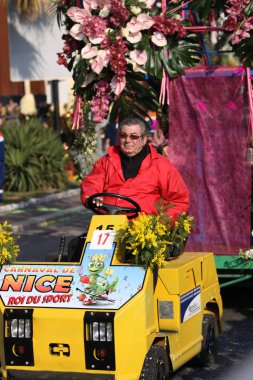 Nice, Fransa - 25 Şubat 2012: Karnaval geçit törenine katılanlar Nice, Karnaval de Nice, Roi de Media, çiçek geçit törenleri
