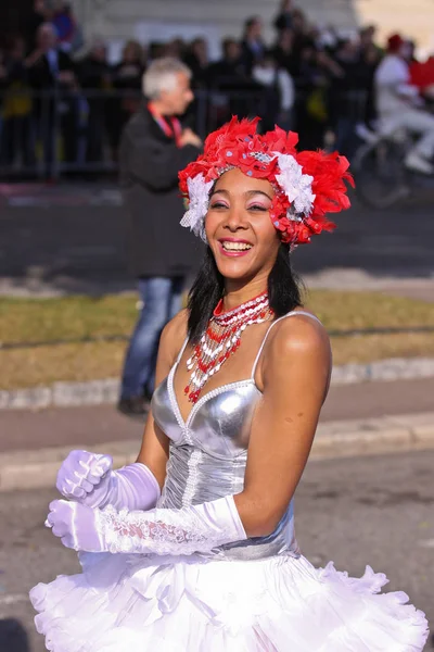 Nizza, Francia - 25 febbraio 2012: Partecipanti alla sfilata di carnevale Battaglia dei Fiori a Nizza, Carnaval de Nice, Roi de Media, sfilate floreali — Foto Stock