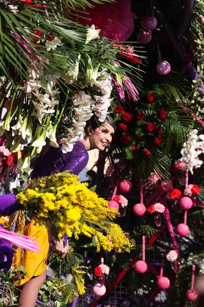 尼斯，法国- 2012年2月25日：参加狂欢节游行的人在尼斯、嘉年华、罗伊代媒体、花卉游行 — 图库照片