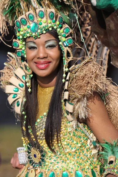 Nizza, Francia - 25 febbraio 2012: Partecipanti alla sfilata di carnevale Battaglia dei Fiori a Nizza, Carnaval de Nice, Roi de Media, sfilate floreali — Foto Stock