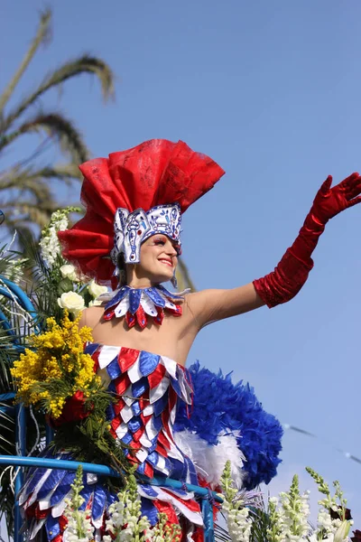 Nice, Frankrijk - 25 februari 2012: Deelnemers aan de carnavalsoptocht Slag om Bloemen in Nice, Carnaval de Nice, Roi de Media, bloemenoptochten — Stockfoto