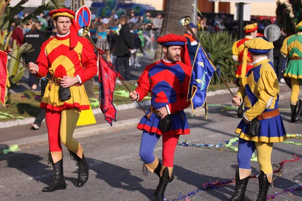 Nice, França - 25 de fevereiro de 2012: Participantes do desfile de carnaval Batalha de Flores em Nice, Carnaval de Nice, Roi de Media, desfiles de flores — Fotografia de Stock