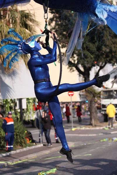Nice, França - 25 de fevereiro de 2012: Participantes do desfile de carnaval Batalha de Flores em Nice, Carnaval de Nice, Roi de Media, desfiles de flores — Fotografia de Stock