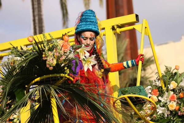 Nice, França - 25 de fevereiro de 2012: Participantes do desfile de carnaval Batalha de Flores em Nice, Carnaval de Nice, Roi de Media, desfiles de flores — Fotografia de Stock