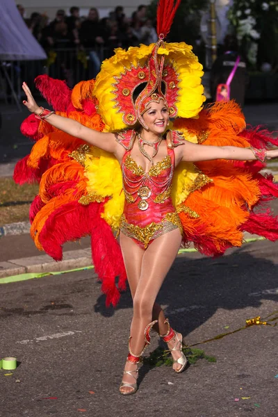 Nizza, Francia - 25 febbraio 2012: Partecipanti alla sfilata di carnevale Battaglia dei Fiori a Nizza, Carnaval de Nice, Roi de Media, sfilate floreali — Foto Stock