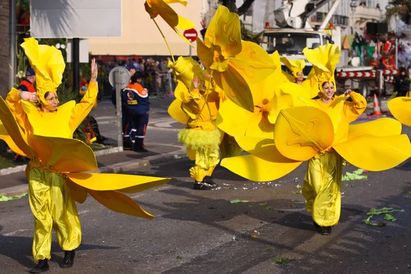 尼斯，法国- 2012年2月25日：参加狂欢节游行的人在尼斯、嘉年华、罗伊代媒体、花卉游行 — 图库照片