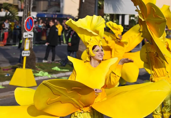 Nice, França - 25 de fevereiro de 2012: Participantes do desfile de carnaval Batalha de Flores em Nice, Carnaval de Nice, Roi de Media, desfiles de flores — Fotografia de Stock