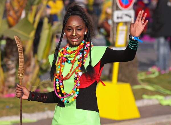 Nizza, Francia - 25 febbraio 2012: Partecipanti alla sfilata di carnevale Battaglia dei Fiori a Nizza, Carnaval de Nice, Roi de Media, sfilate floreali — Foto Stock