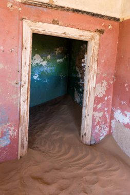 Terk edilmiş ve unutulmuş bina ve oda insanlar tarafından terk edilmiş ve işgal edilen kum fırtınası, Kolmanskop hayalet kasabası, Namib Çölü tarafından ele geçirilmiş.