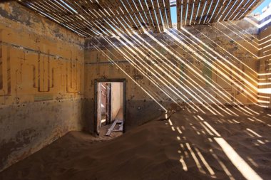Terk edilmiş ve unutulmuş bina ve oda insanlar tarafından terk edilmiş ve işgal edilen kum fırtınası, Kolmanskop hayalet kasabası, Namib Çölü tarafından ele geçirilmiş.