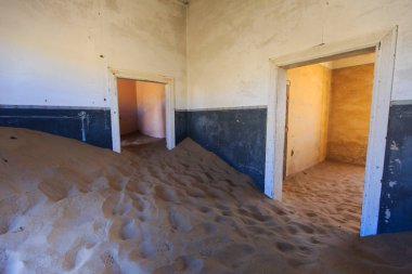 Terk edilmiş ve unutulmuş bina ve oda insanlar tarafından terk edilmiş ve işgal edilen kum fırtınası, Kolmanskop hayalet kasabası, Namib Çölü tarafından ele geçirilmiş.
